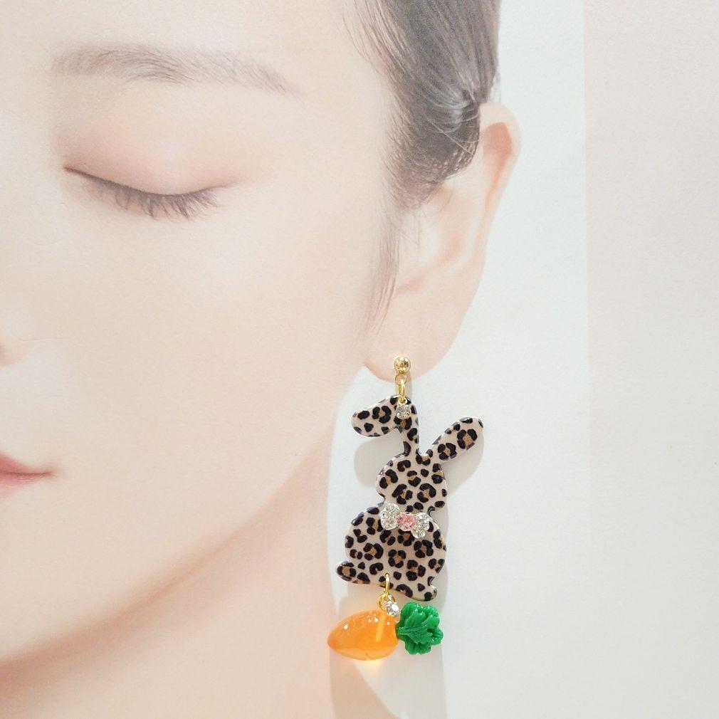 １点のみ❣️蝶ネクタイがお洒落なレオパード兎ちゃんとうるうる人参の大ぶりピアス♡
