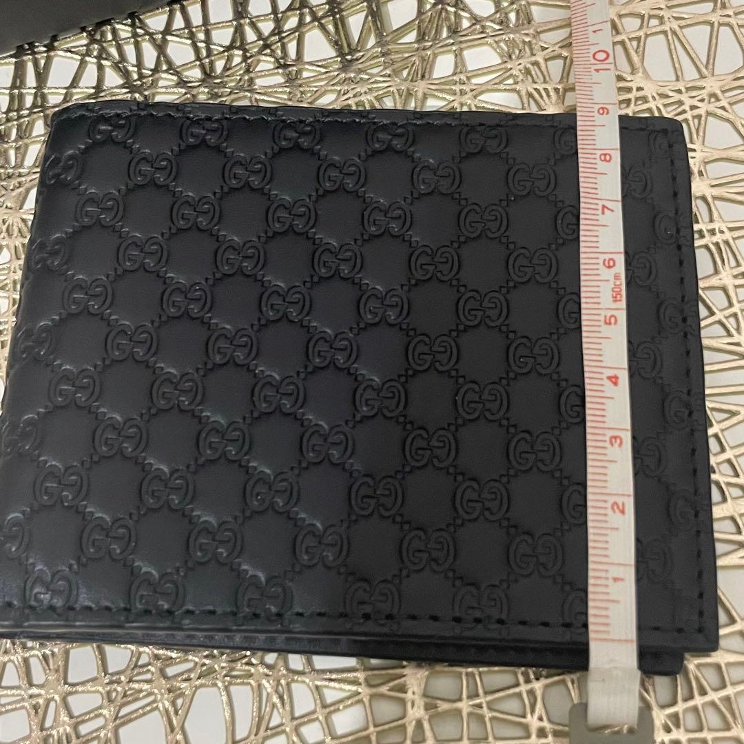 ① GUCCI メンズ　スモールGGエンボス　お札とカード専用財布　ブラック