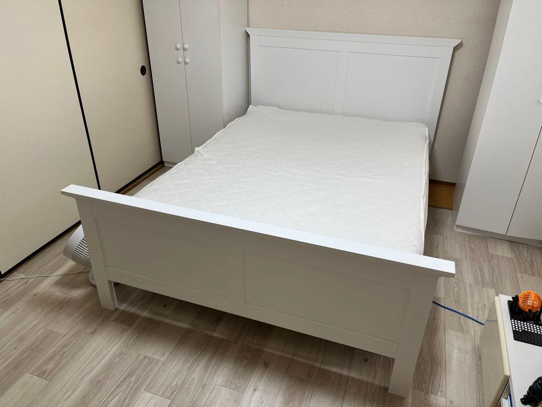 引き取り限定⭐️英国製　可愛いホワイトダブルベッドフレーム　美品⭐️