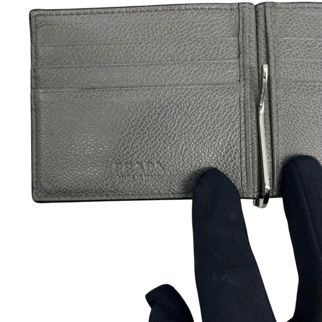 極美✨プラダ マネークリップ 札入れ シボ革 ロゴ金具 バイカラー 黒 グレー