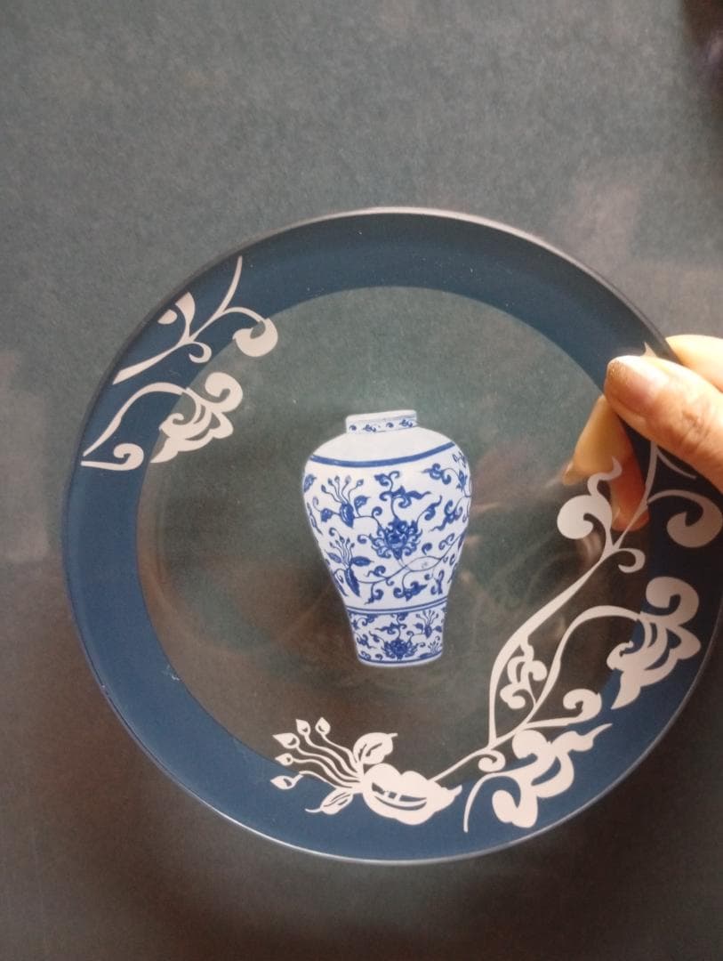 青と白のコントラストが素敵な花瓶デザインのクリアプレート2枚 インテリア 置物