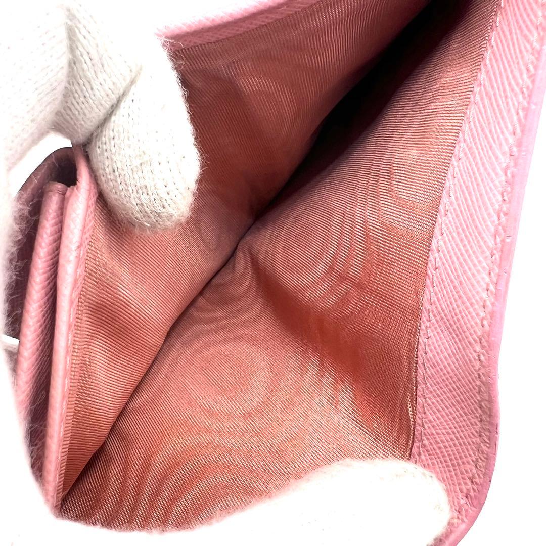 美品✨プラダ 二つ折り財布 サフィアーノシャイン レザー ピンク 1MV204