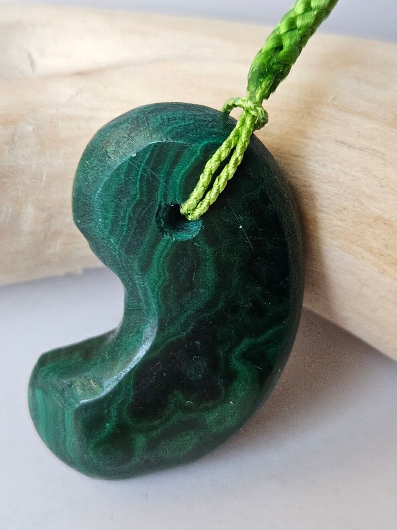 綺麗 緑に黒い 縞 勾玉