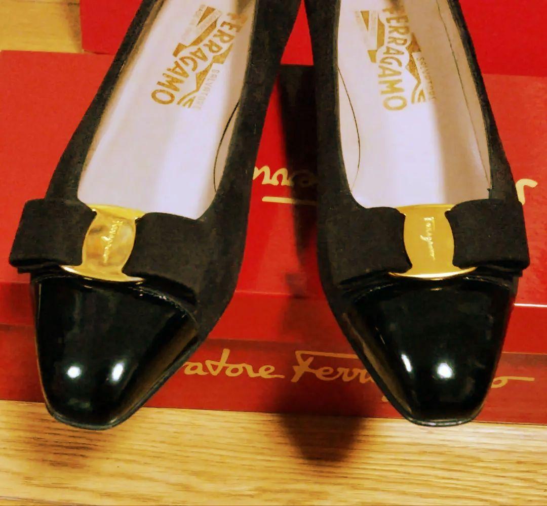 Ferragamo ツーカラー異素材 つま先黒エナメル/茶スエード7C 新品稀