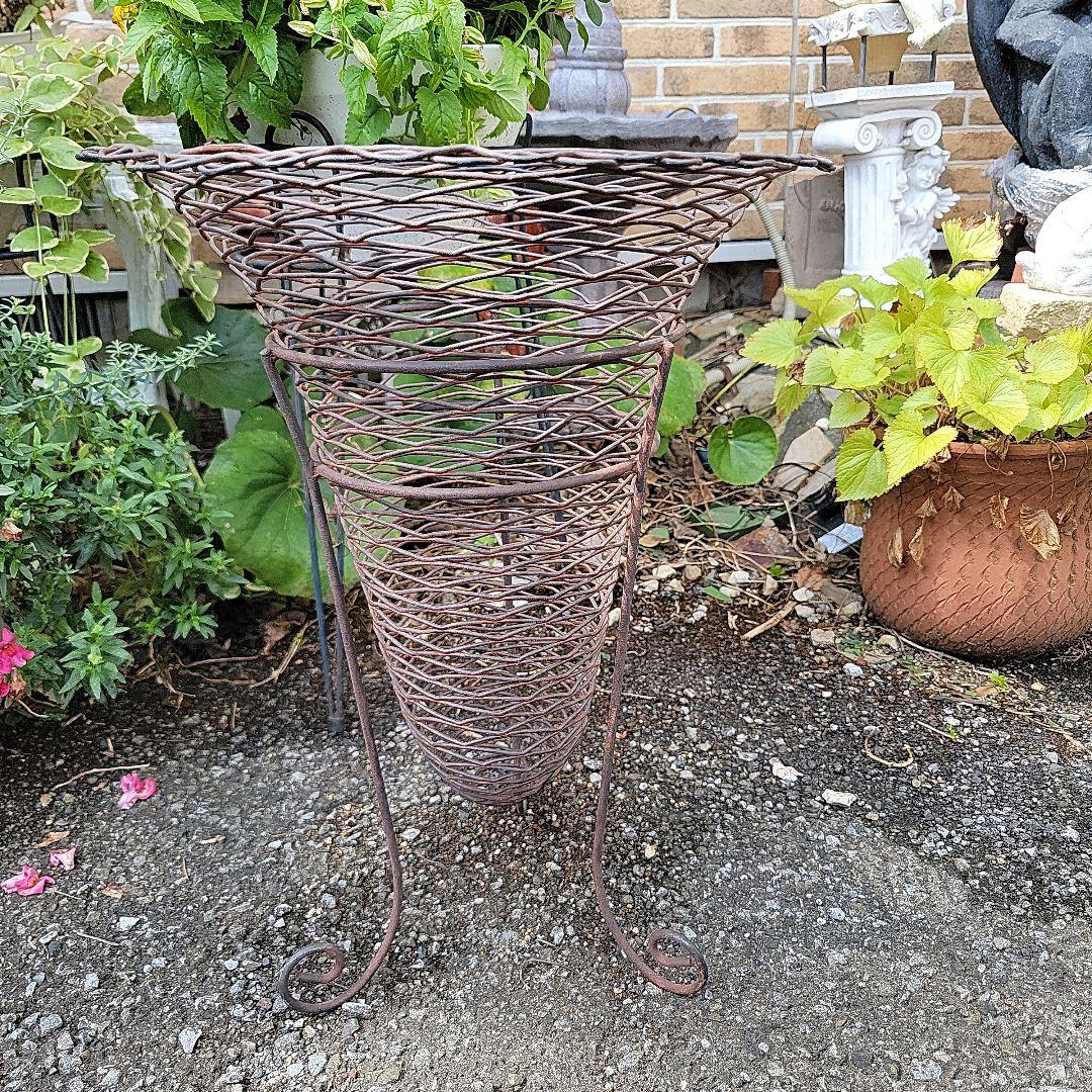 アンティーク-シャビーガーデン　アイアン製コーン型プランターラック　オブジェ