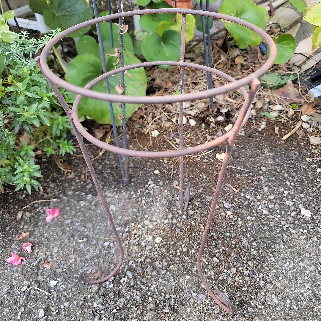 アンティーク-シャビーガーデン　アイアン製コーン型プランターラック　オブジェ