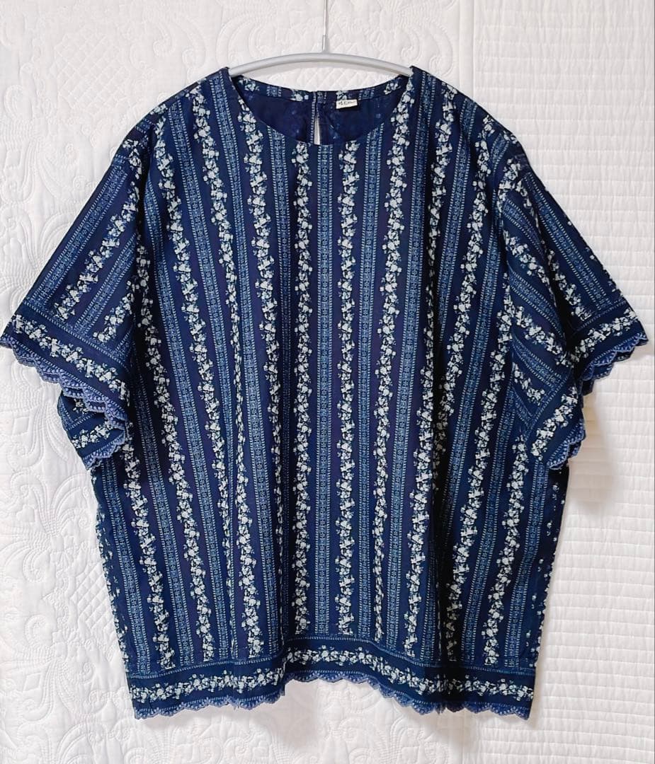 ✴︎お値下げ中✴︎45Rインディゴ花柄ブラウス　袖口裾に丁寧なレース刺繍　体型カバー