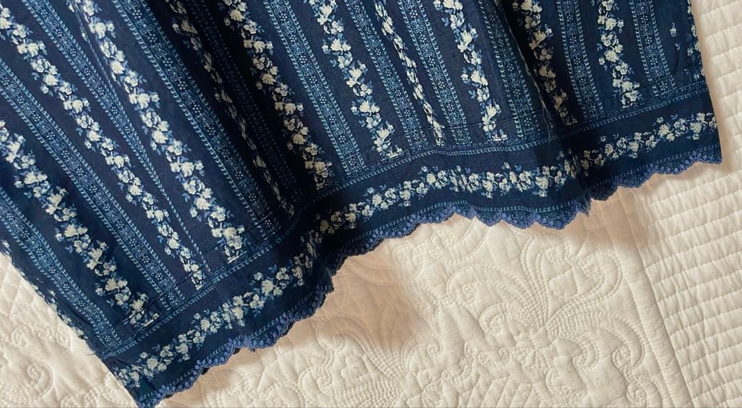 ✴︎お値下げ中✴︎45Rインディゴ花柄ブラウス　袖口裾に丁寧なレース刺繍　体型カバー