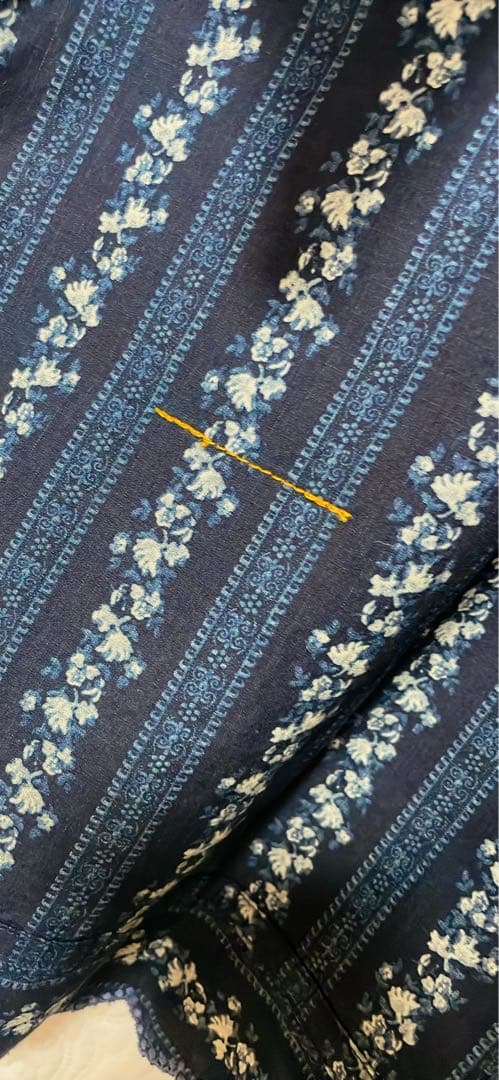 ✴︎お値下げ中✴︎45Rインディゴ花柄ブラウス　袖口裾に丁寧なレース刺繍　体型カバー