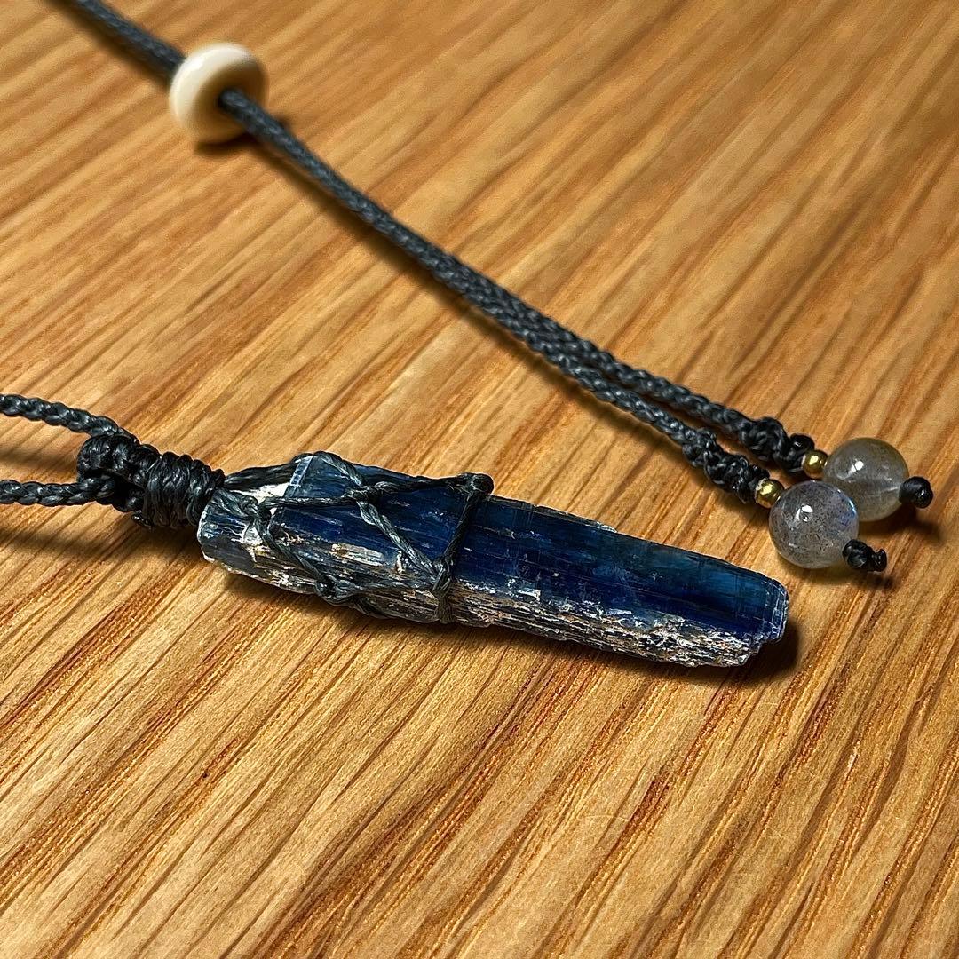 カイヤナイト ネパール産 ＊ ハンドメイド マクラメペンダント ネックレス ②