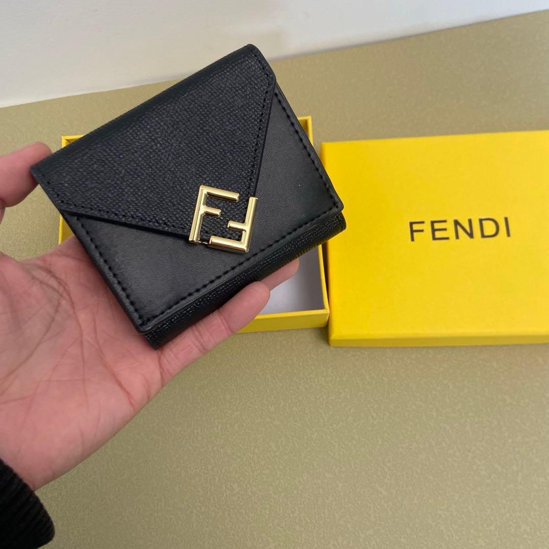 美品✨送料込み FENDI フェンディ三つ折り財布レザー　本革ウォレット　黒