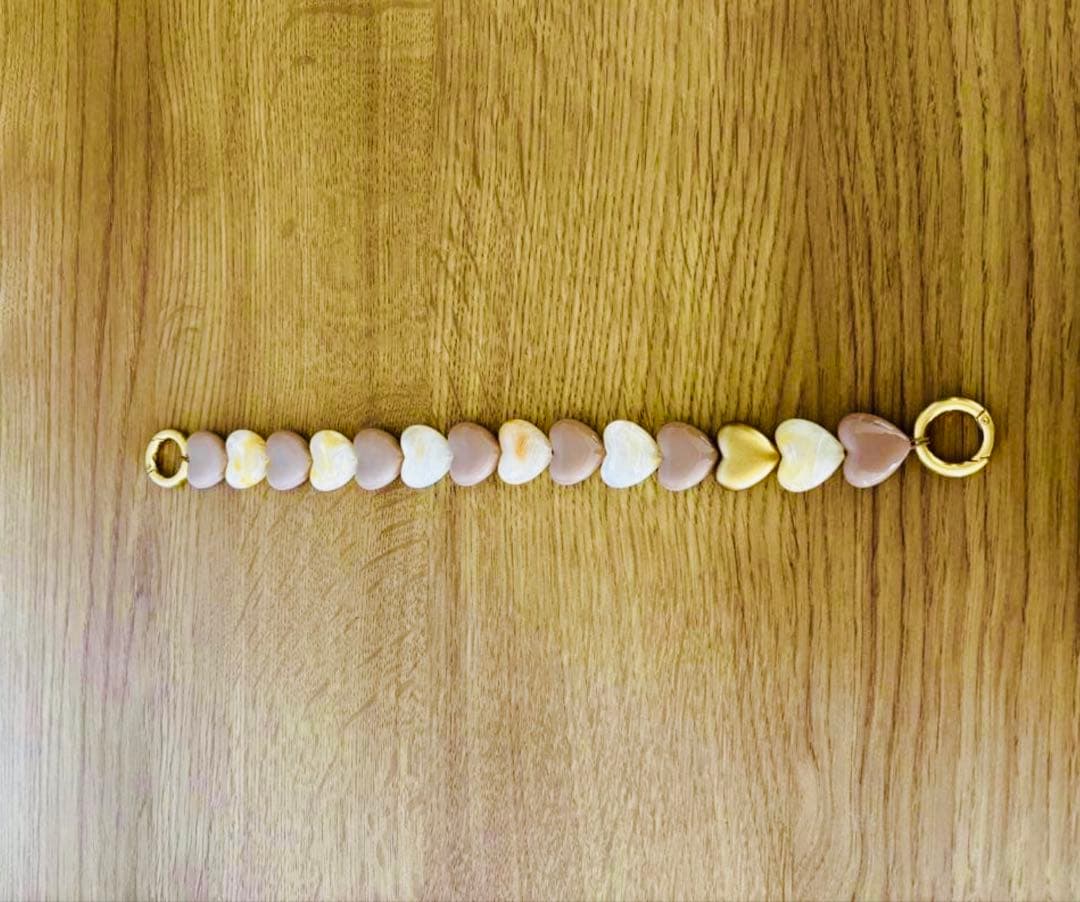 LOUVINIハンドストラップ　PETIT CUORE　BEIGE-TAUPE