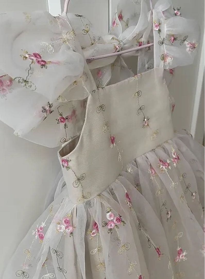 nelia wears ༶ 花柄刺繍ドレス×リボンヘアクリップ୨୧