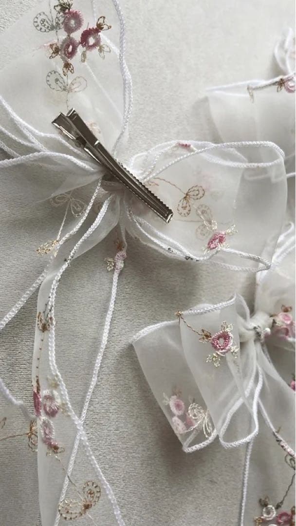 nelia wears ༶ 花柄刺繍ドレス×リボンヘアクリップ୨୧