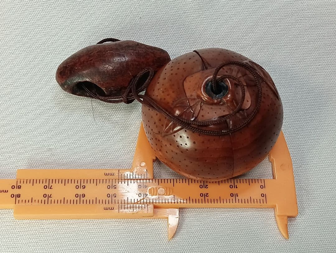 木彫 根付 「柿の中に虎」 からくり根付