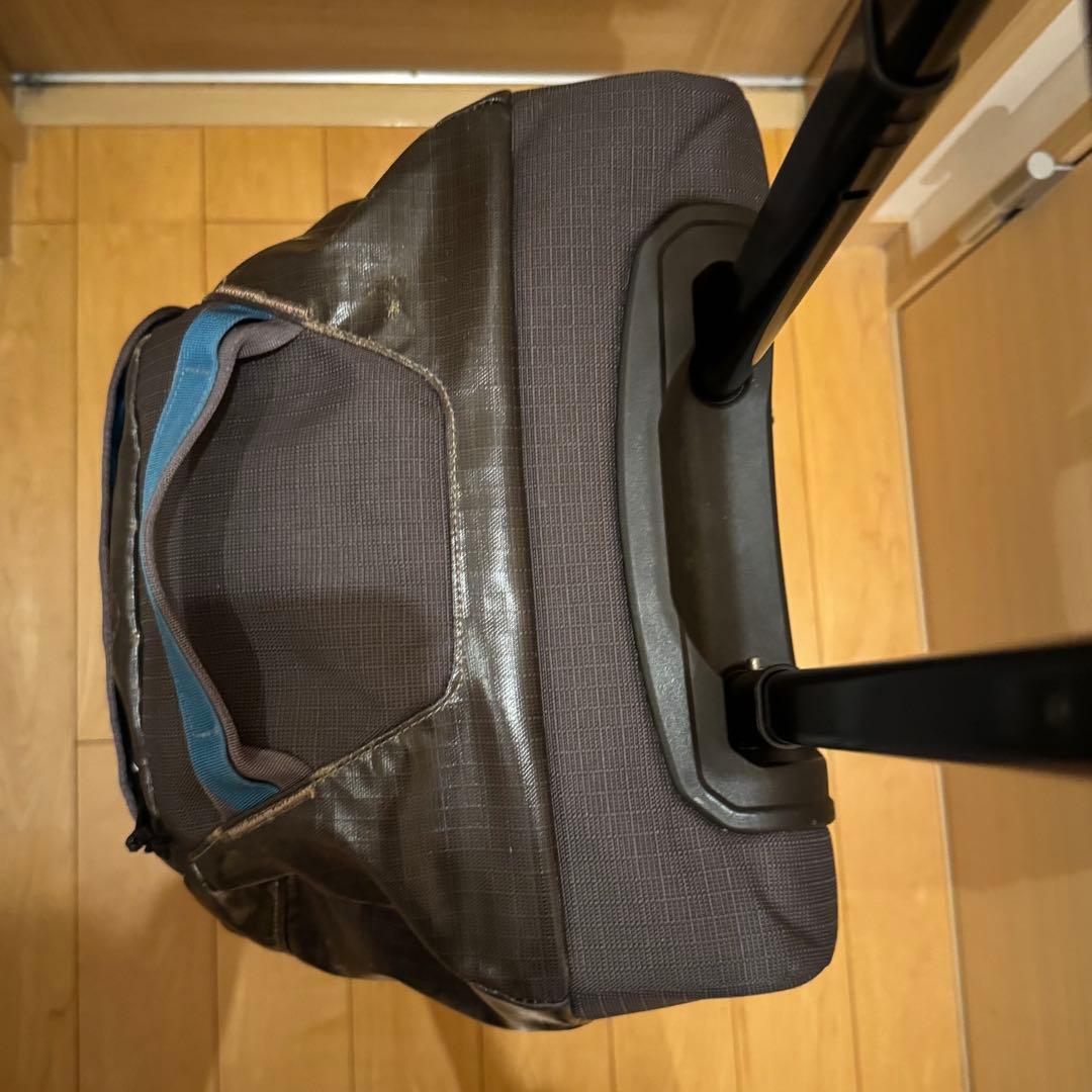 人気パタゴニア　ブラックホール ウィールド ダッフル 40Lグレー