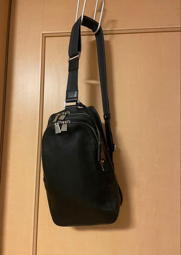 aniary　アニアリ　ボディバッグ　レザー　ダブルファスナー　斜め掛け