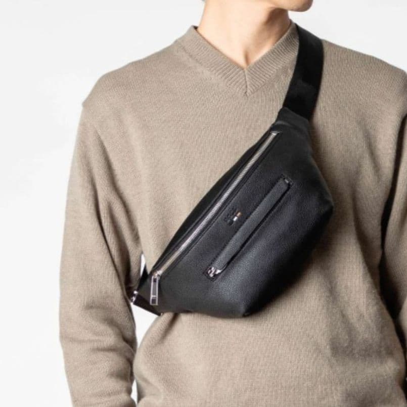 【極美品】HUGO BOSS ショルダーバッグ 斜め掛け ブラック ボディバッグ