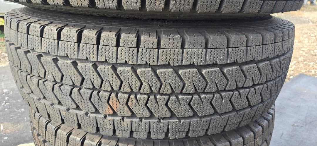 アキラ BLIZZAK スタッドレスタイヤ 195/80R15インチ