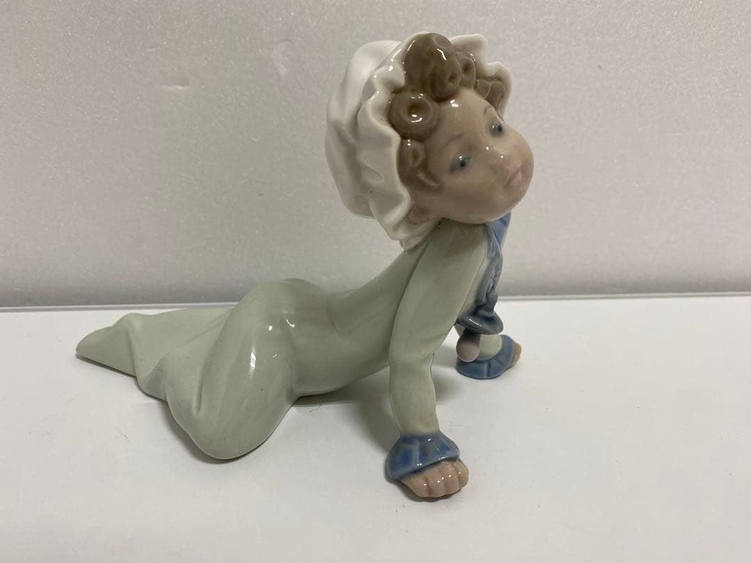 リヤドロ磁器「床に座る赤ちゃん」ハイハイ
