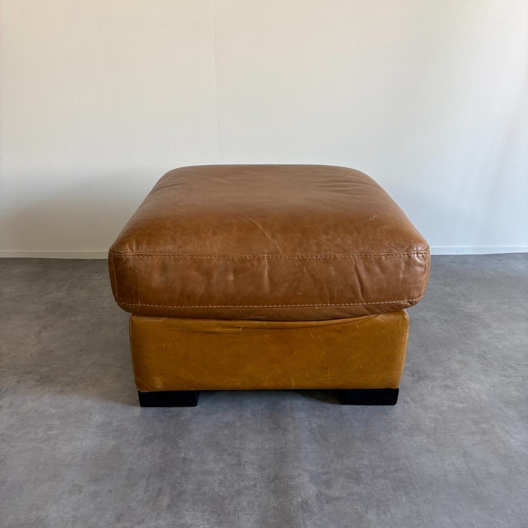 ノーマン・フォスター デザイン レザー オットマン