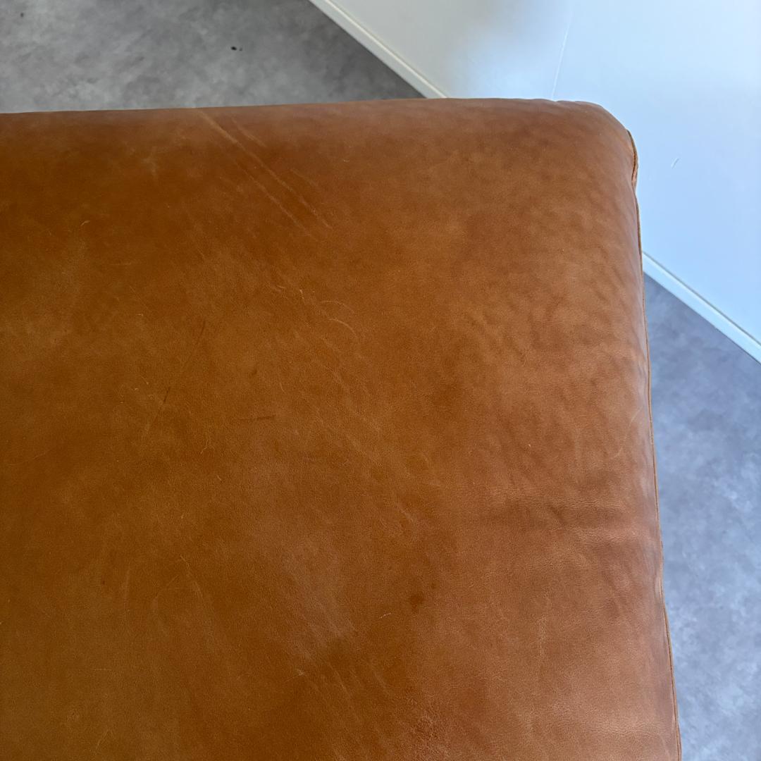 ノーマン・フォスター デザイン レザー オットマン