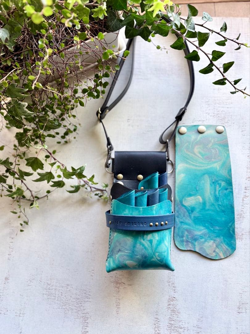 手染めターコイズマーブルの蓋付きコンパクトシザーケース