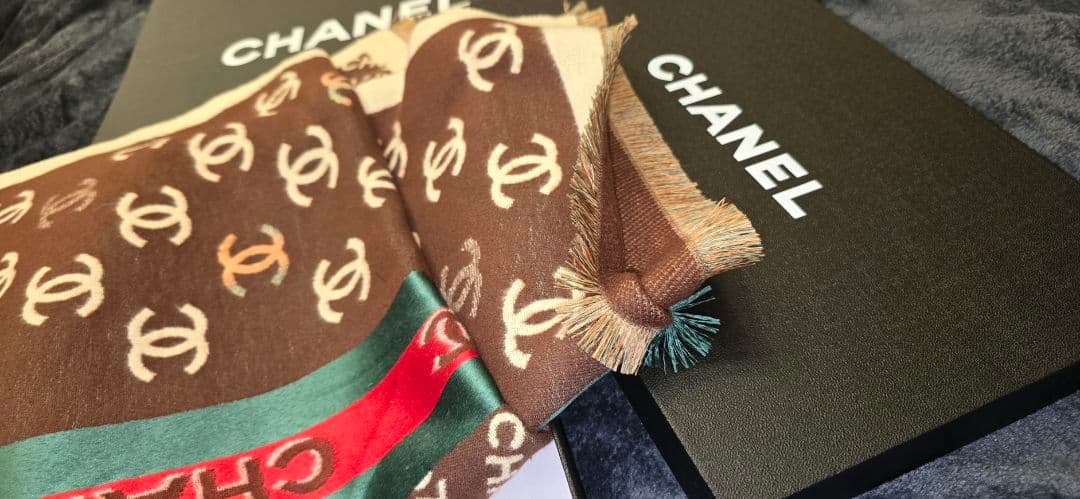 CHANEL ロゴ入り大判ストールマフラー