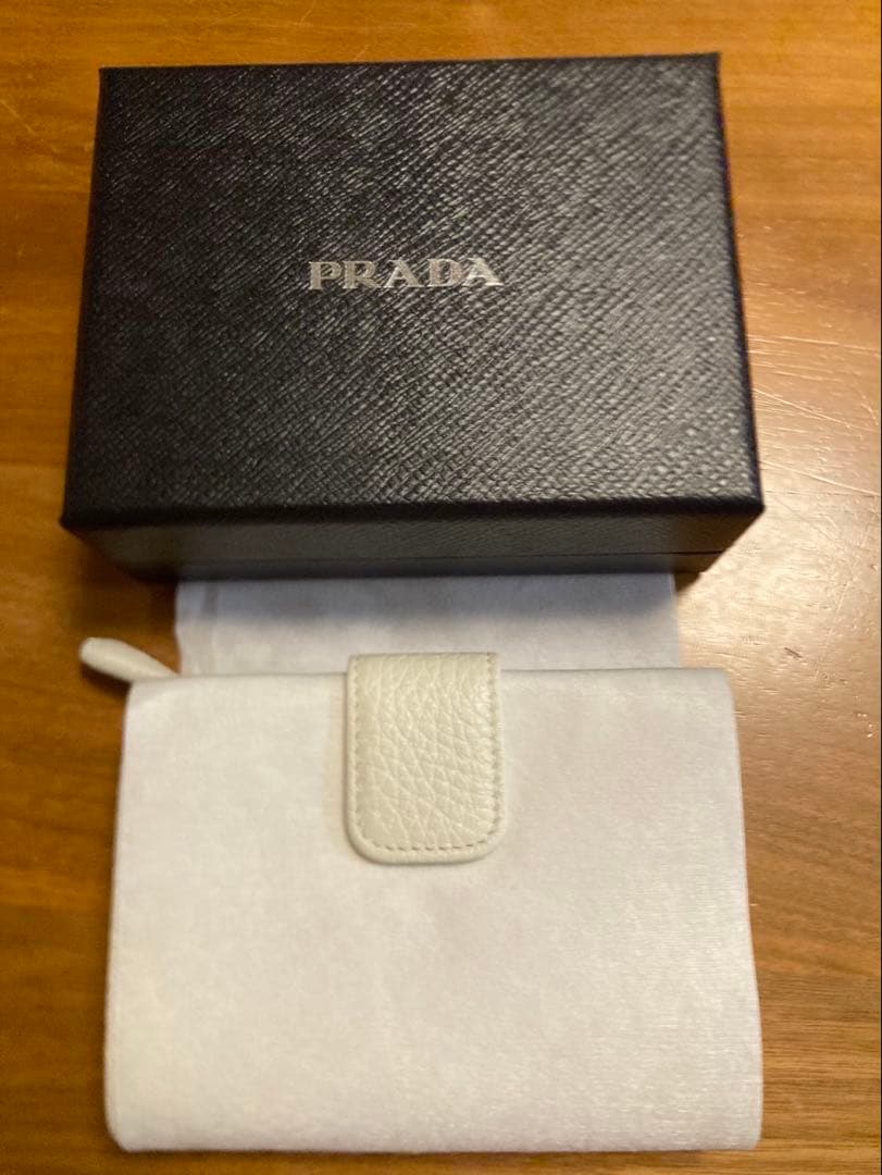 【新品未使用】PRADA 二つ折り財布 ホワイト