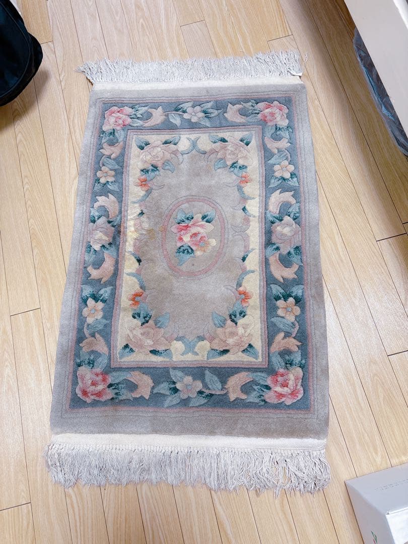 段通　ベージュ　モスグリーン花柄刺繍ラグ 約11pcm x 60cm