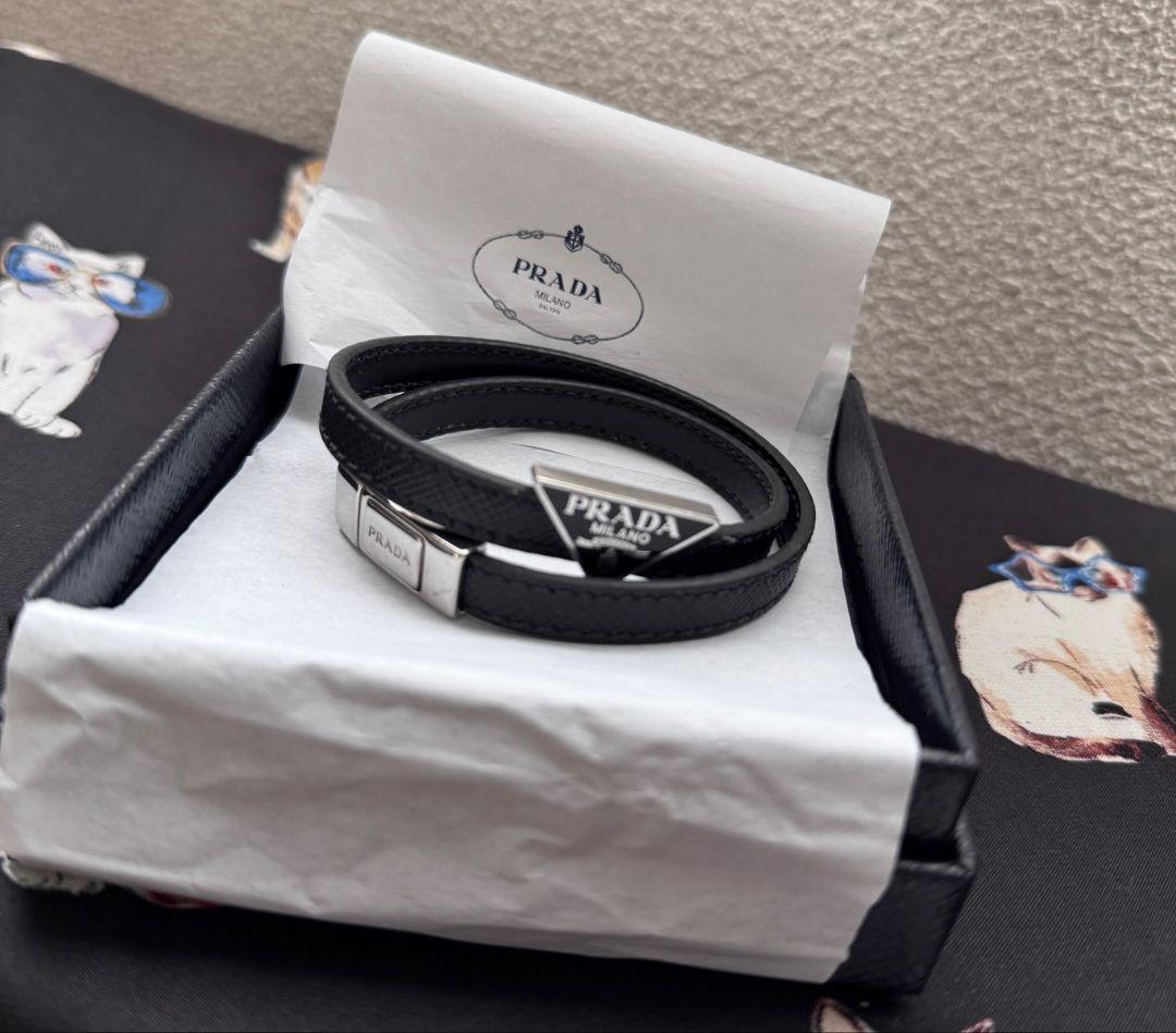 PRADA プラダ　ブラックレザー バングル　ブレスレット