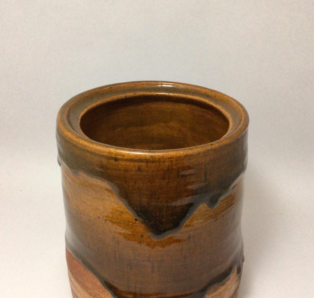 九代大樋長左衛門　飴釉流し筒形水指　共箱／大樋焼本家　お茶道具
