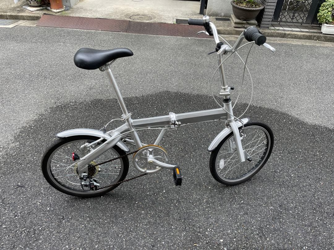 ほぼ新品の シンプルな折りたたみ自転車 シルバー 6段変速
