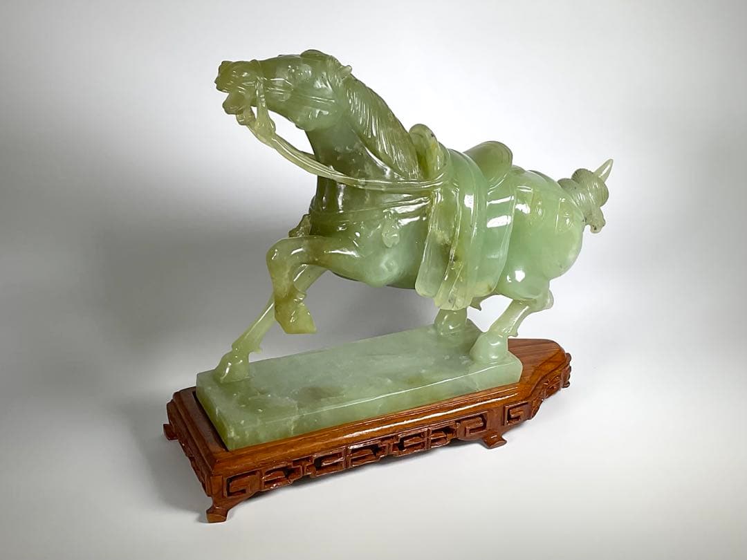 中国美術　砡製　玉石　翡翠　馬　彫刻　台座付　置物　幅約28cm