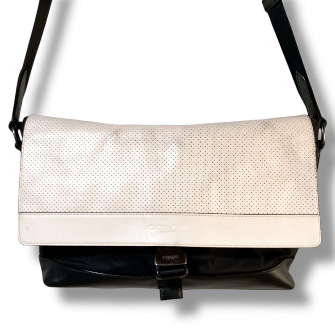 コーチ 斜め掛け可 パンチングフラップ メッセンジャーバッグ ブラック ベージュ