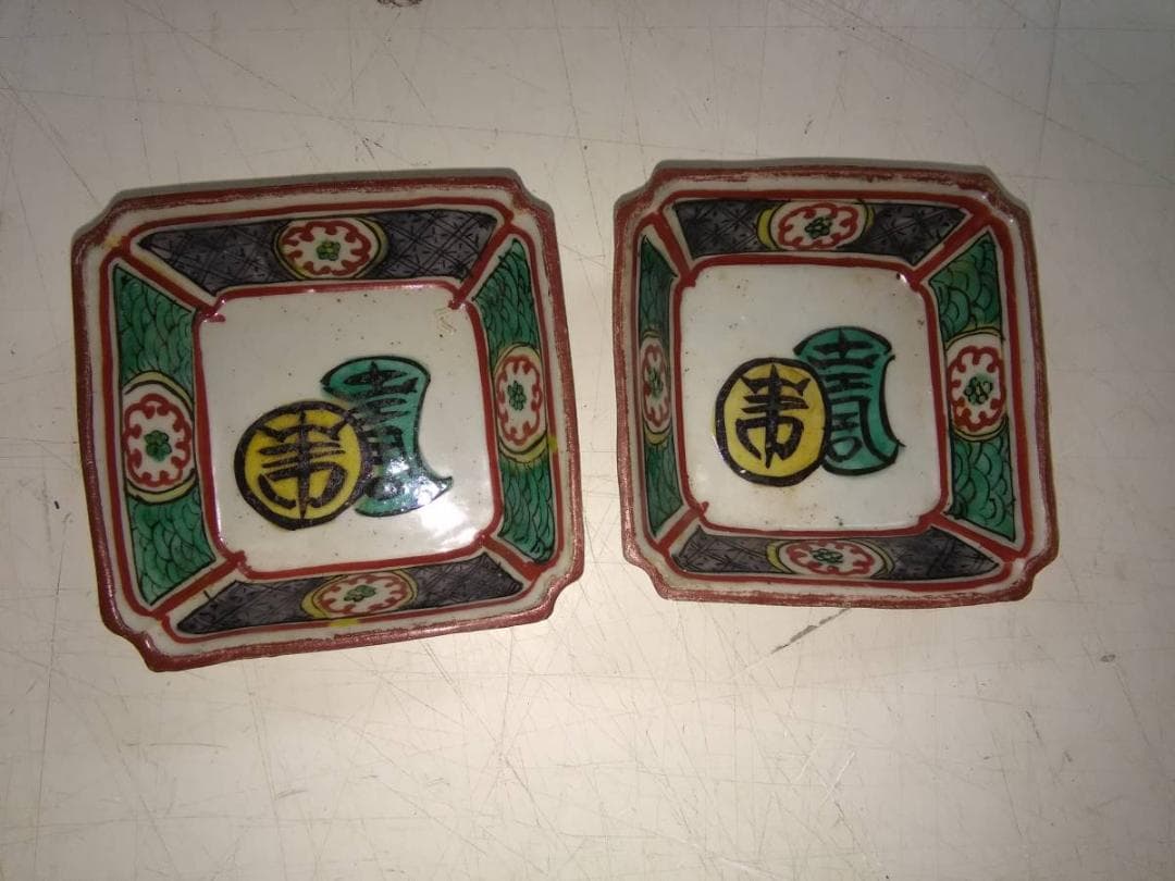 九谷焼　手書き色絵　青海波に和柄花文様　美しい角皿二客　角福印