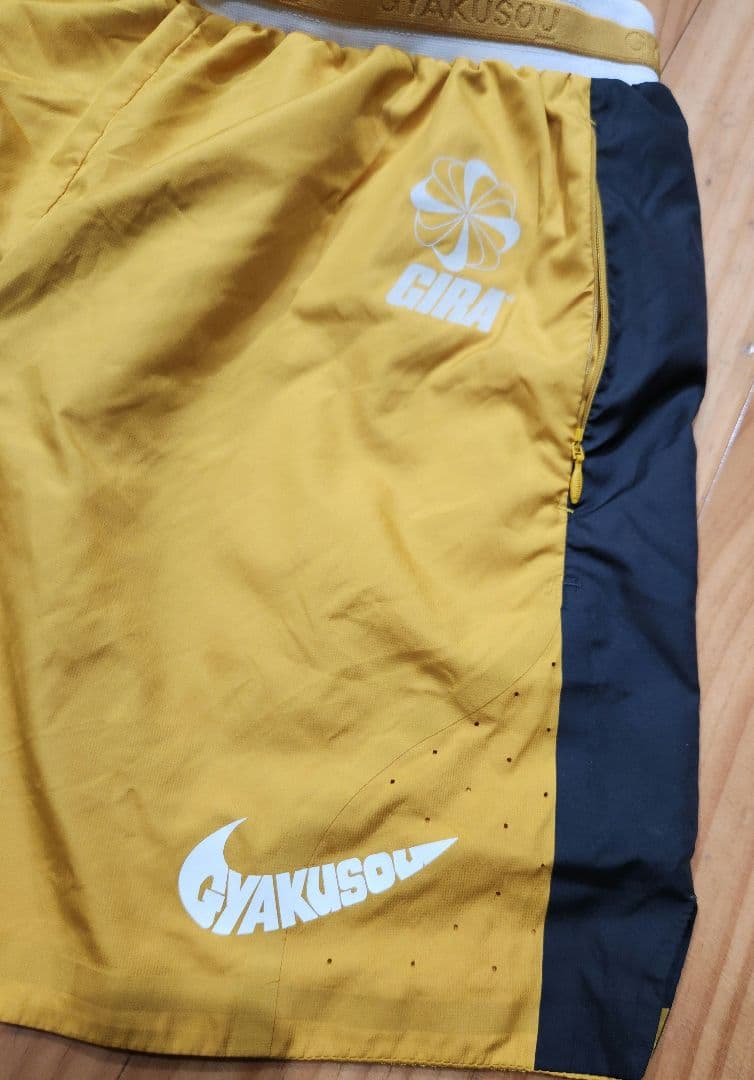 m*t様 GYAKUSOU フード付きウィンドブレーカー 黒/黄