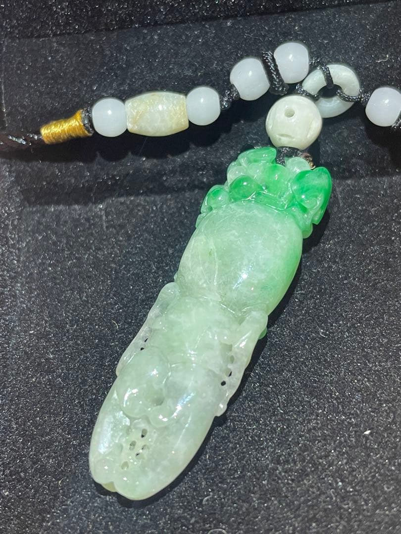 翡翠の昆虫彫刻ペンダント