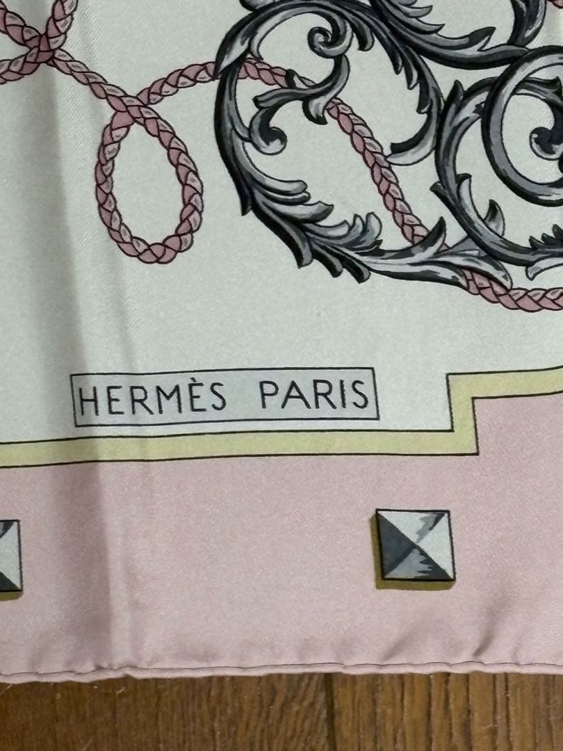 HERMÈS シルクスカーフ 鍵デザイン