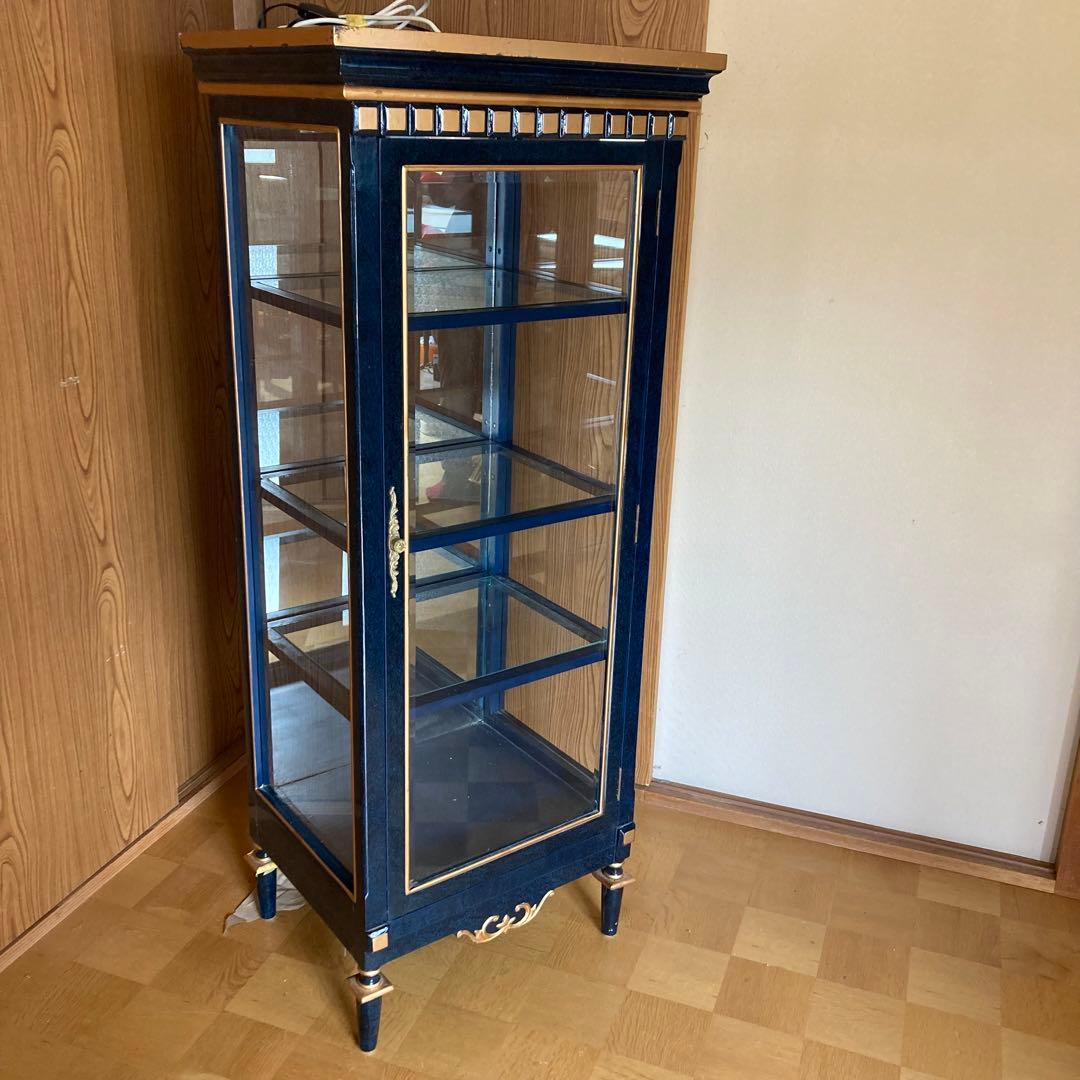 脚付き ガラスキャビネット 照明付き
