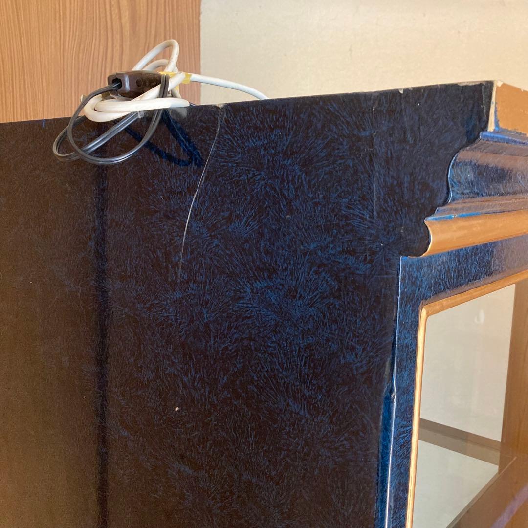 脚付き ガラスキャビネット 照明付き