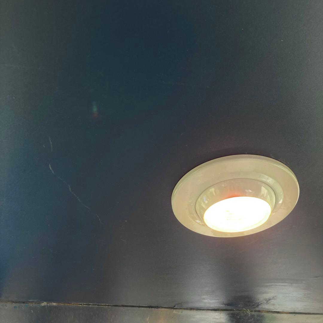 脚付き ガラスキャビネット 照明付き