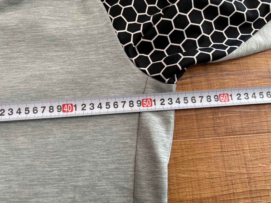 デサントゴルフ　ダンボールニット　ハニカムパターン袖　フード付きグレージャケット