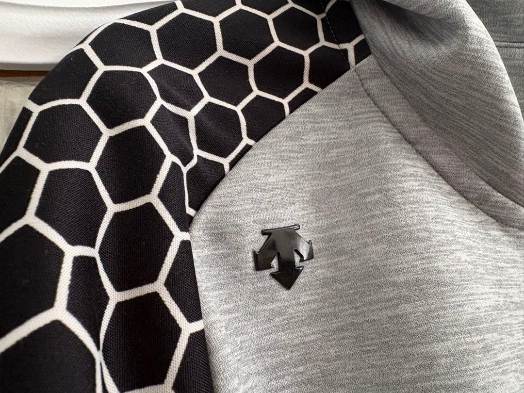 デサントゴルフ　ダンボールニット　ハニカムパターン袖　フード付きグレージャケット