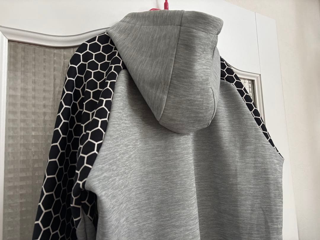 デサントゴルフ　ダンボールニット　ハニカムパターン袖　フード付きグレージャケット