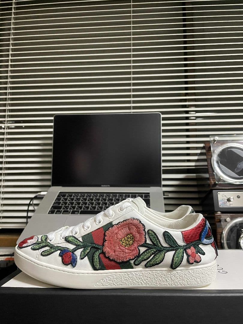 GUCCI 花柄刺繍 ホワイトスニーカー
