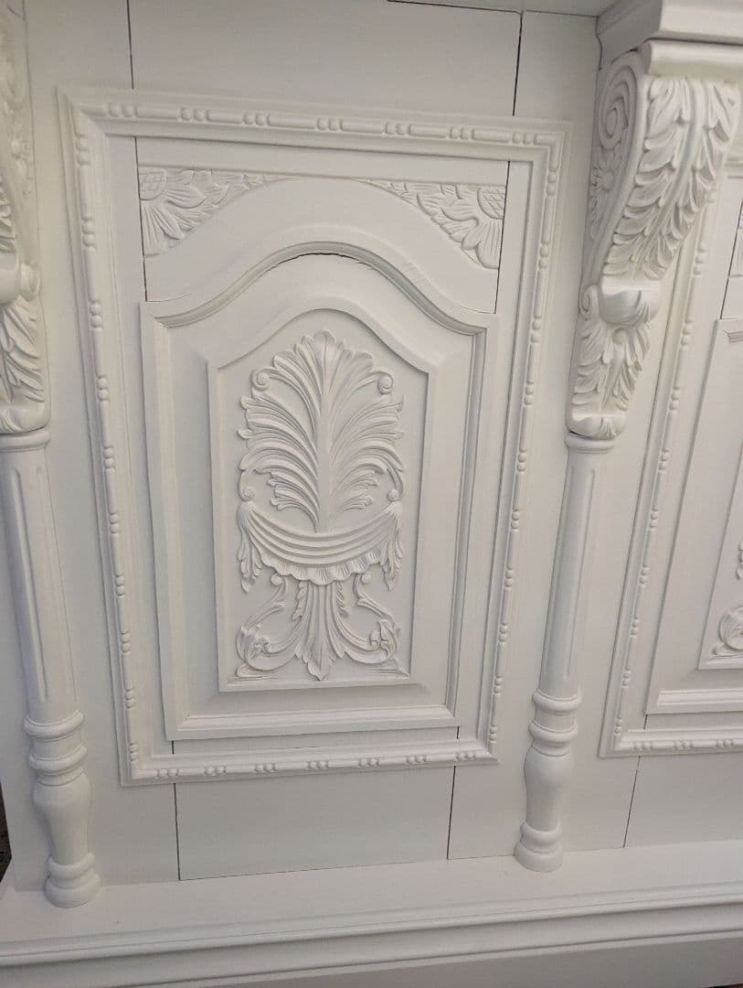 西欧彫刻　カウンターテーブル　ホワイト装飾