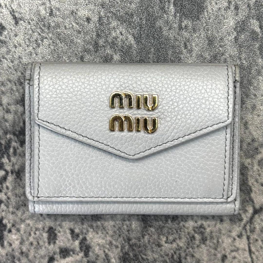 現行 極美品✨miumiu 三つ折り財布 ロゴ金具 ホワイト RFID搭載