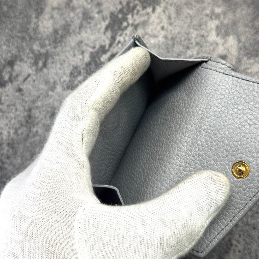 現行 極美品✨miumiu 三つ折り財布 ロゴ金具 ホワイト RFID搭載