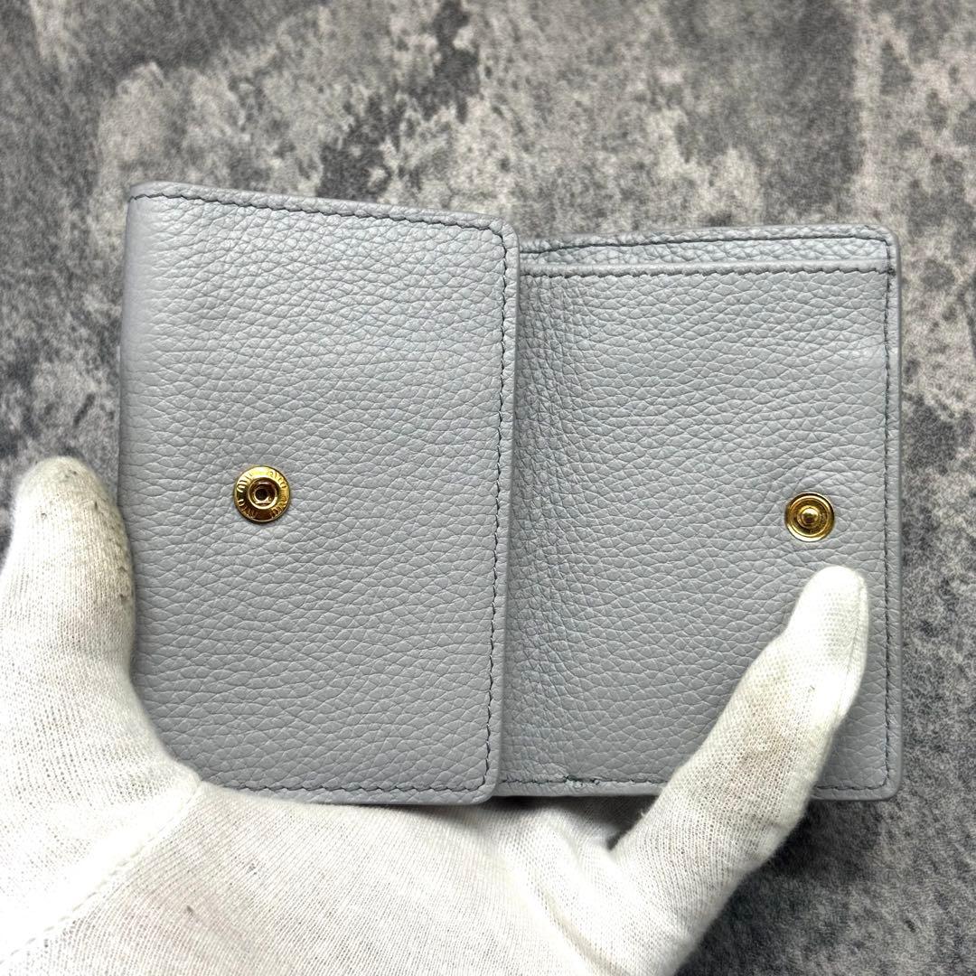 現行 極美品✨miumiu 三つ折り財布 ロゴ金具 ホワイト RFID搭載